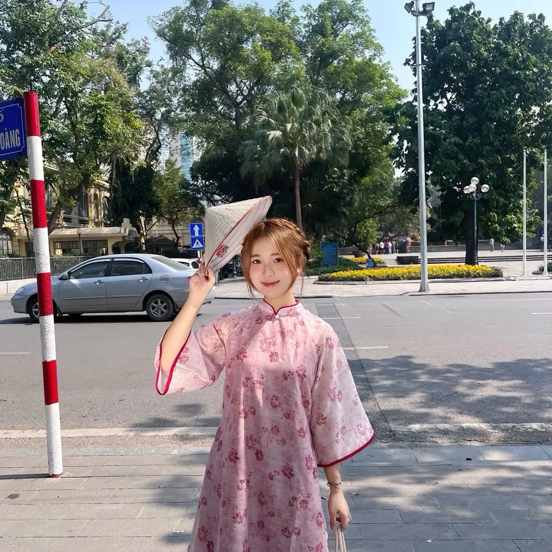 Áo dài voan tơ phối viền thời trang Hiên Trần cổ tim dáng suông tay lỡ in hình hoa cánh phượng phối cúc ngọc cho nữ - Women