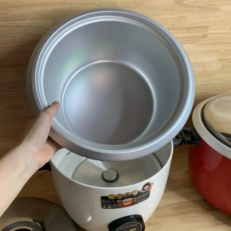 Nấu cơm , nấu canh và các món ăn rất tiện lợi . 3L , 1000W , nắp rời tiện lợi 6