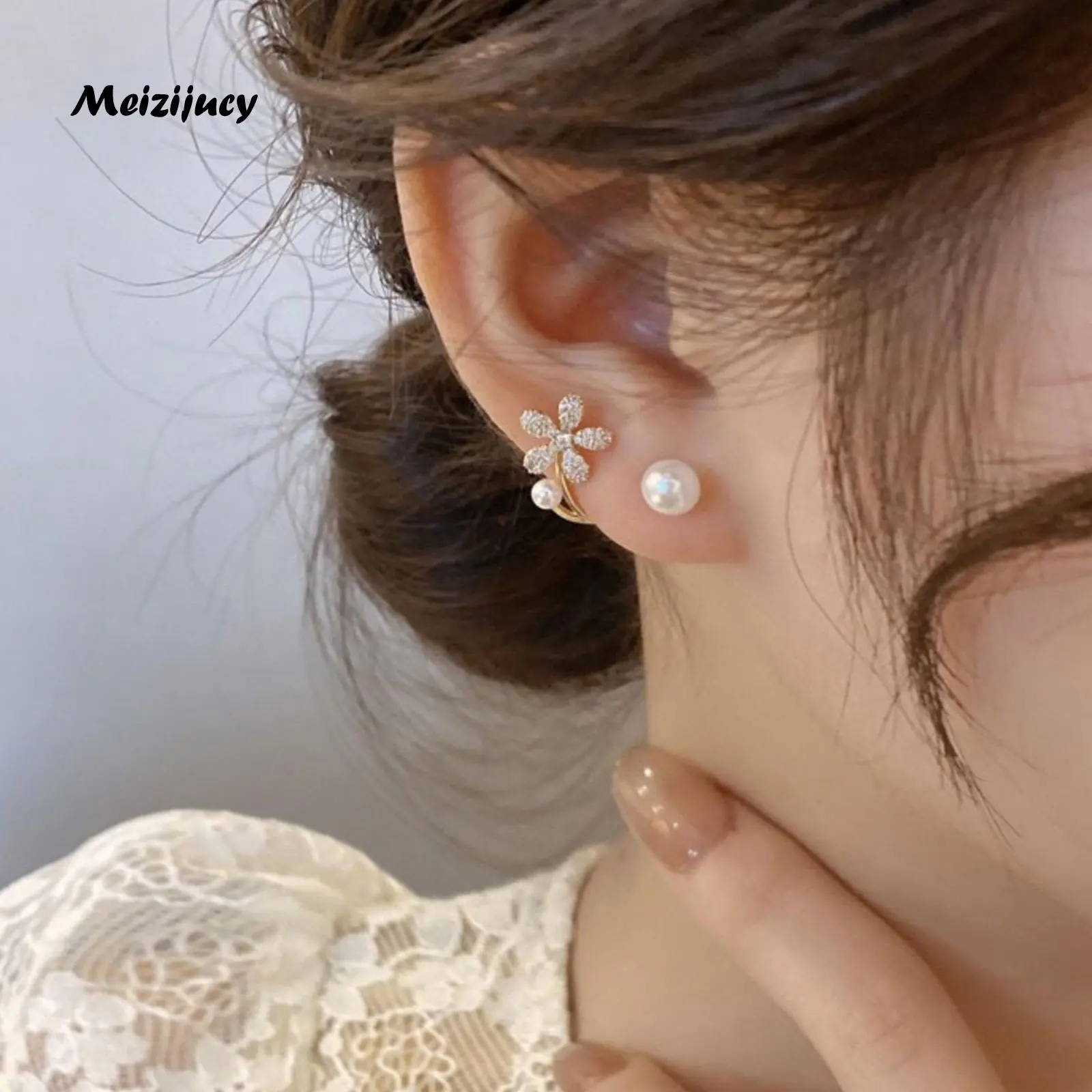Women‘s Stud Earrings Gold Fashion Elegant Vintage Flower Artificial Pearl Earrings for Daily Life