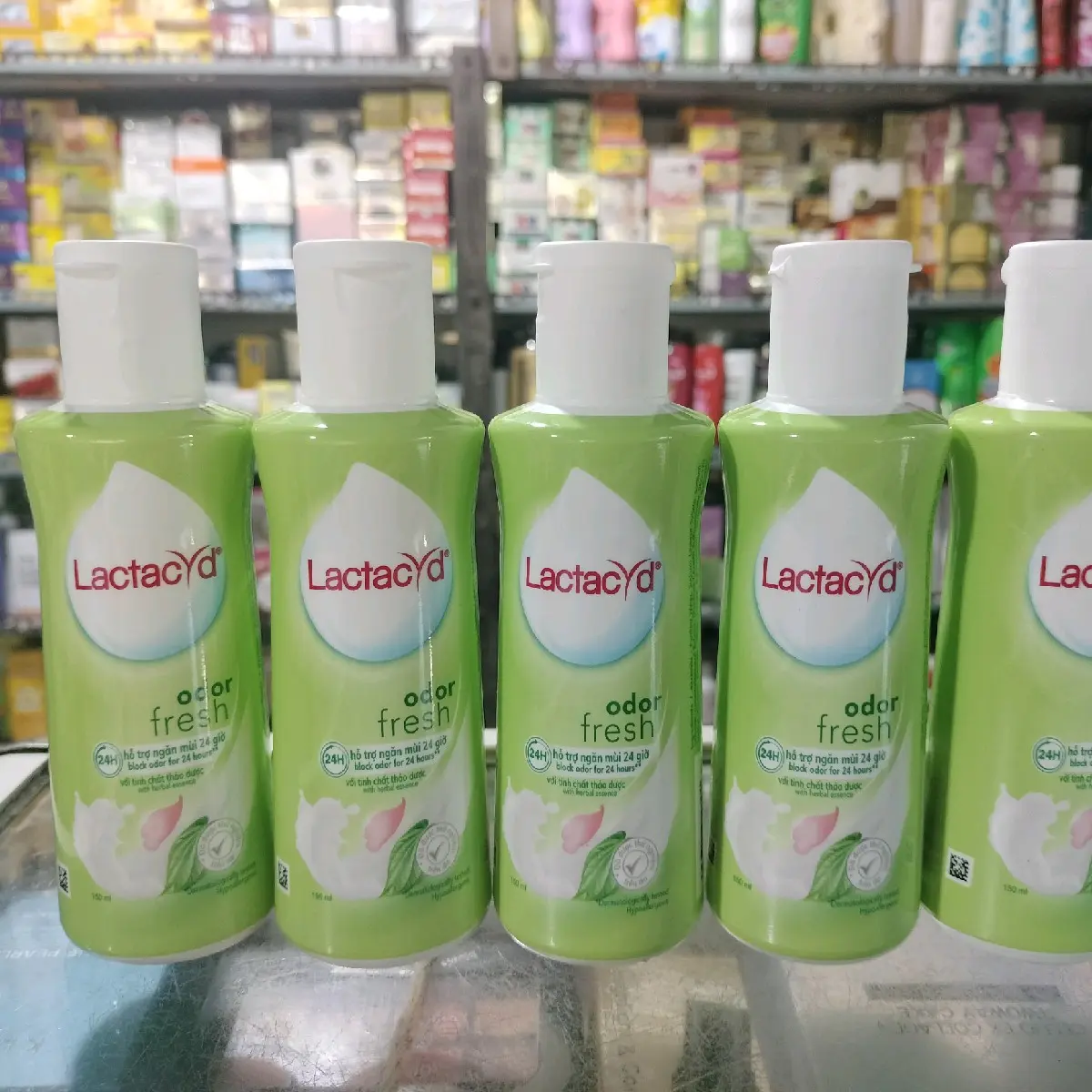 Dung dịch vệ sinh phụ nữ Lactacyd.
