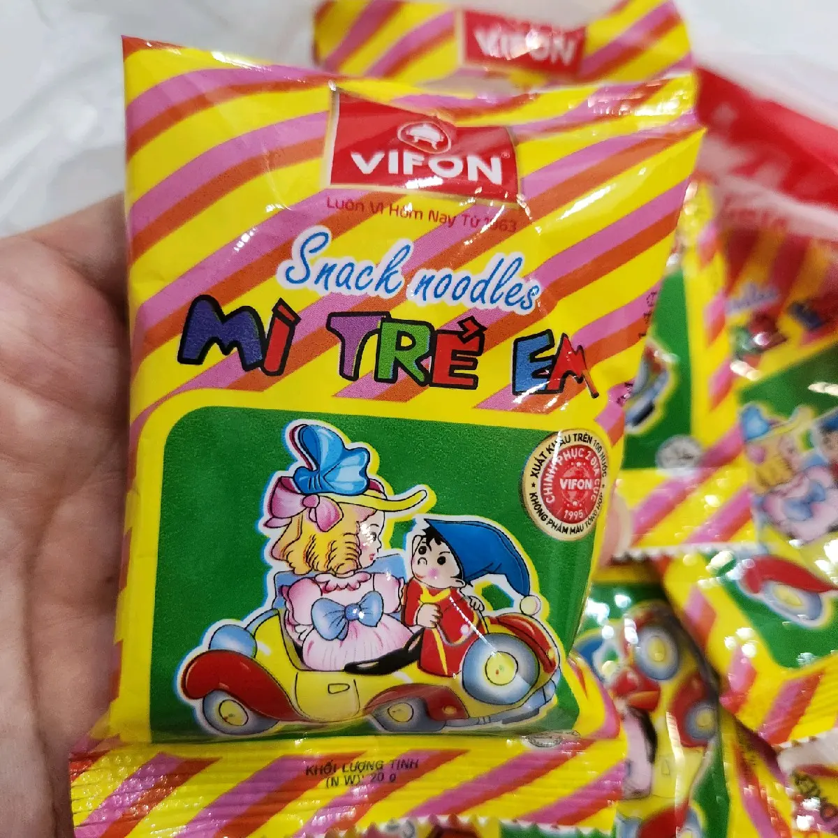 Snack mì Vifon trẻ em 20g/gói (Tuổi thơ bố mẹ ngày xưa)