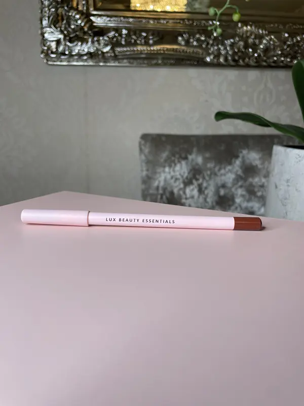 Lux Beauty Lipliner 2
