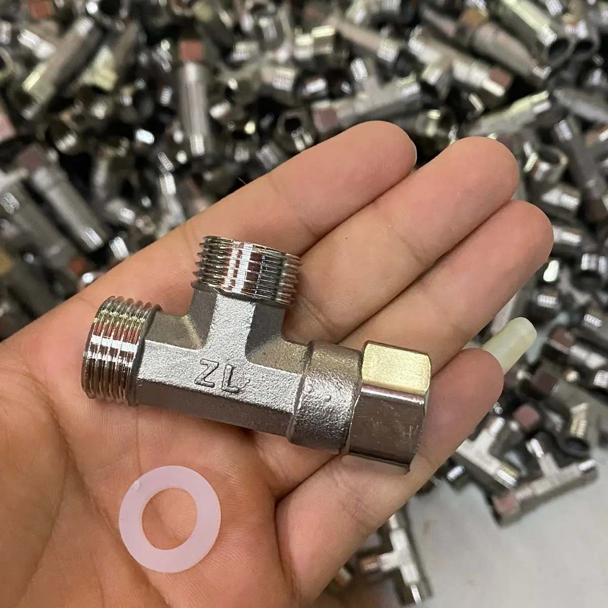 TÊ 2 REN NGOÀI 1 ĐẦU ỐC INOX , TÊ CHIA NƯỚC BỒN CẦU VÀ VÒI XỊT VỆ SINH INOX (Tặng Kèm Doong Cao Su
