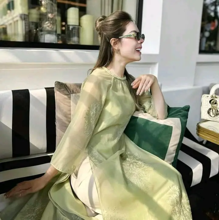 Áo dài cách tân tơ thêu đính nơ đính ngọc