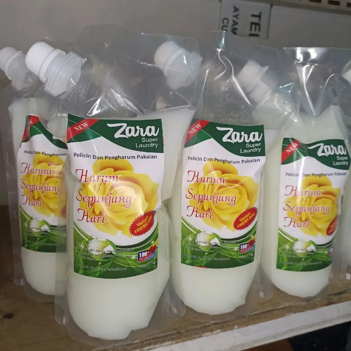 parfum laundry/ plicin setrika pakaian 1 liter reffil ( kuning) wangi awet tahan lama wangi fresh Cair Anti bakteri Kain Dapur Anti Minyak Lavender Kamar Kecil