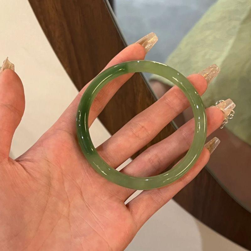 Product Introduction of Vòng Tay Phong Cách Trung Quốc Giả Ngọc Bích, Vòng Tay Giá Trị Cao, Thanh Tròn Dày, Vòng Tròn Đơn Giản, Thích Hợp Cho Học Sinh, Vòng Tay Vợ Chồng Hoàng Gia Hoa Nổi, Giá Cả Phải Chăng, Sang Trọng 3