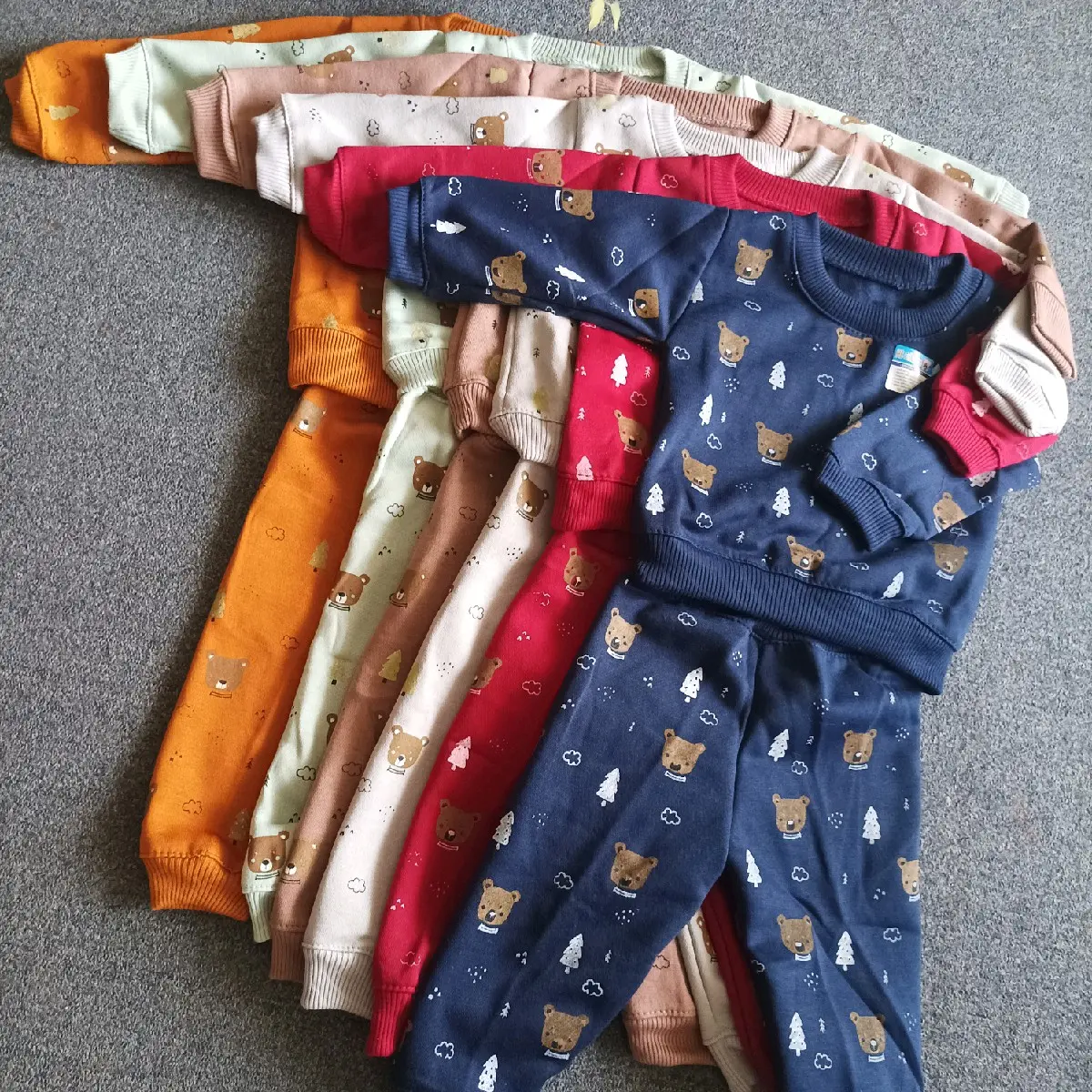 Azzalfa26-Setelan Joger motif pinus dan kepala bear usia 3-12 bulan max bb 11 kg