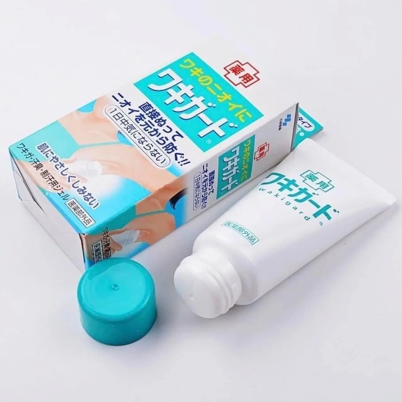 Lăn gel khử mùi hôi nách Kobayashi Nhật Bản chính hãng.