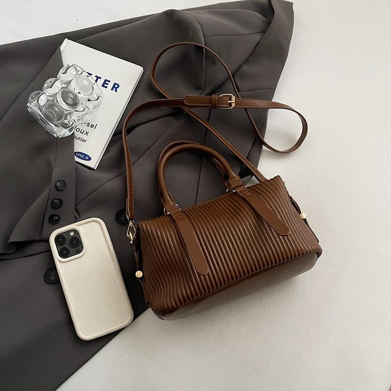 Product Introduction of High-quality Hand-held Bowling Bag Women's Autumn and Winter Simple and Fashionable Shoulder Bag Feeling Messenger Bag Bag 6609-521 1