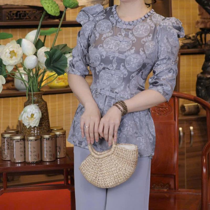 SET BỘ LAM  GẤM 2 DA, NÚT BỌC QUANH CỔ ÁO, TAY PHỒNG LỞ, XẺ TÀ, 2 TÚI HÌNH TÚI TIỀN PHONG THỦY KHÓA KÉO SAU LƯNG, CHẤT VẢI MỀM MẠI, THOÁNG MÁT, THẤM HÚT MỒ HÔI. 3