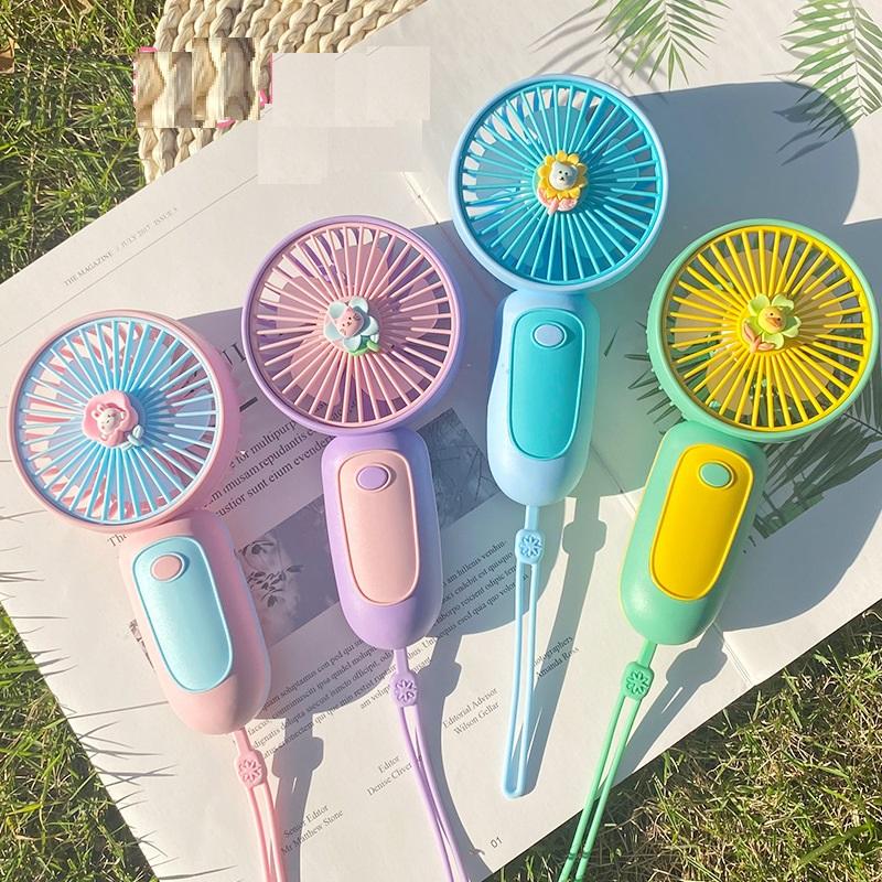 Quạt tích điện mini cầm tay  màu ngẫu nhiên có dây treo ( kèm dây sạc usb+ stiker )