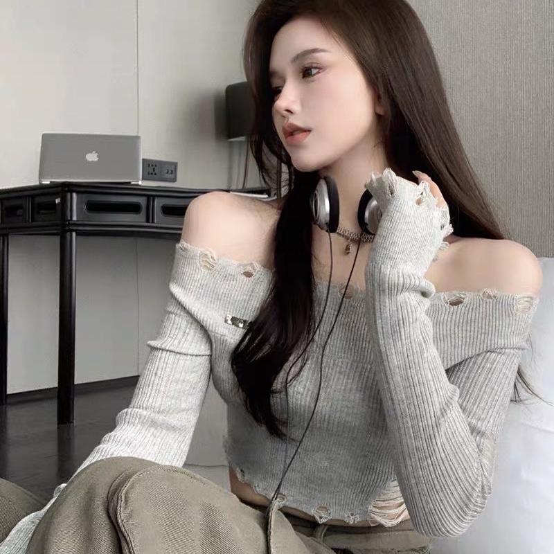 Áo len rách trễ vai đen xám