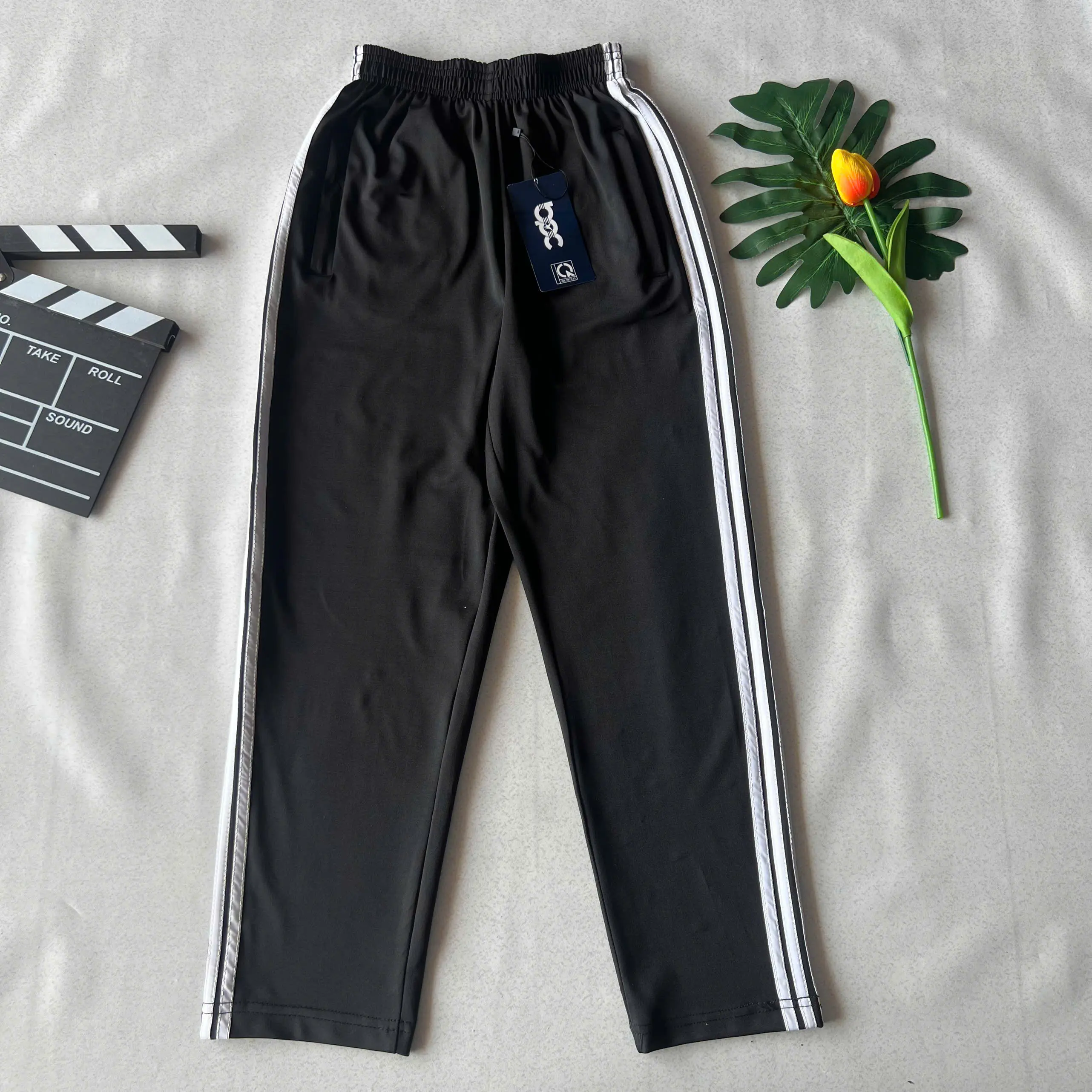 Quần thể thao nam nữ chạy 3 sọc, thun dày dặn co giãn 4 chiều, màu đen. Sport