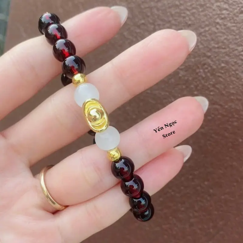 Vòng tay nữ 8ly đỏ rượu vang mix charm thỏi vàng hút lộc_sự kết hợp mới nhất 2025 7
