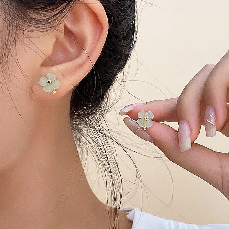 1 Pair Charming Green Jade Leaf Stud Earrings Female Elegant Plant Design Earstud Accessries 2