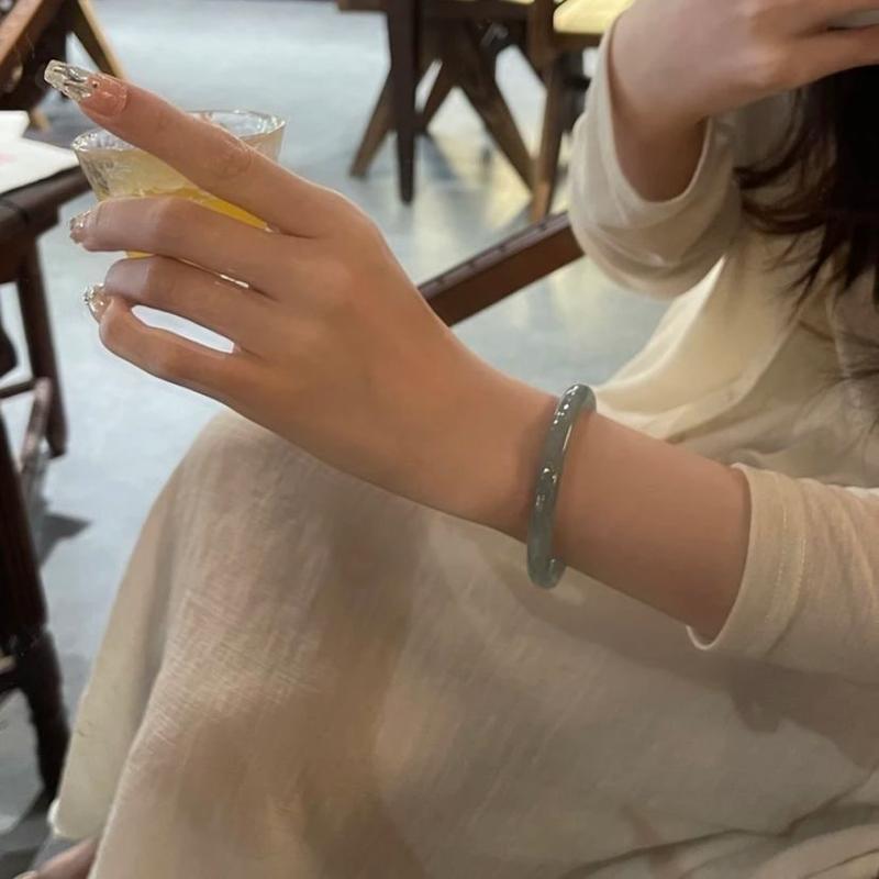 Product Introduction of Vòng Tay Phong Cách Trung Quốc Giả Ngọc Bích, Vòng Tay Giá Trị Cao, Thanh Tròn Dày, Vòng Tròn Đơn Giản, Thích Hợp Cho Học Sinh, Vòng Tay Vợ Chồng Hoàng Gia Hoa Nổi, Giá Cả Phải Chăng, Sang Trọng 5