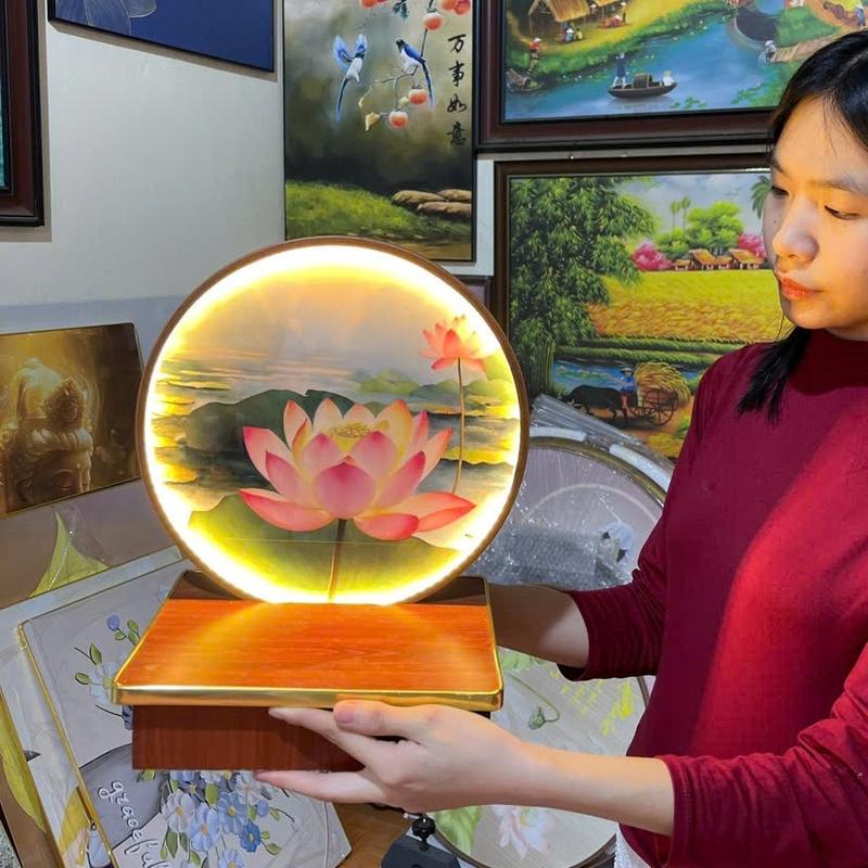  Tranh Đèn Viền Khung Led kèm KỆ gỗ đặt tượng Phật Treo Tường Hoa Sen Trang Trí Quán Cà Phê Salon Tóc Nail - Kích Thước Tròn 40-50cm - Khung Viền Composite Chống Cháy Chống Ẩm Mốc - Mặt Tranh Mica Tráng Gương Cao Cấp - In Trực Tiếp Lên Mika Nhập Khẩu 