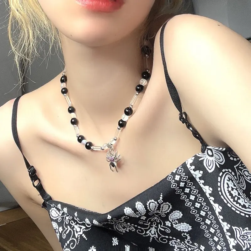 จี้แมงมุมสีเข้มส่วนบุคคลสำหรับผู้ชายและผู้หญิง สร้อยคอลูกปัดกลม โซ่ฮิปฮอปสั้น