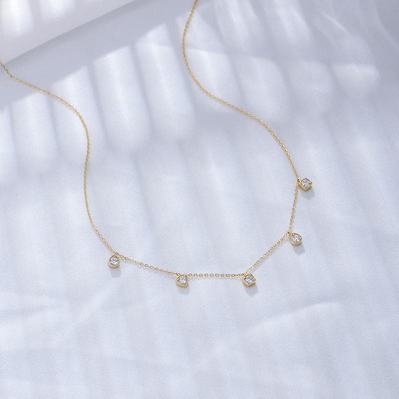 Product Introduction of Silver Simple Versatile Zircon Clavicle Chain Geometric Small Square Inlaid Diamond Pendant Necklace 3