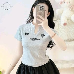 Áo Thun Nữ Cổ Trụ Chữ V In Chữ UNOKNWN, Chất Vải Thun Borip, Voan Women Top Trắng Lịch Polo