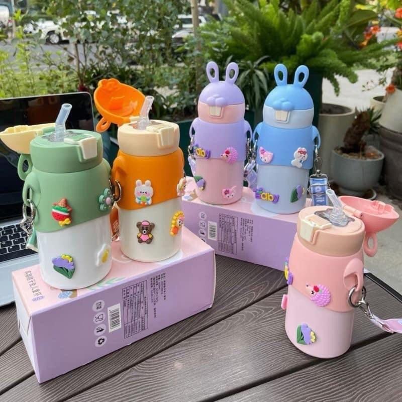 Bình giữ nhiệt 500 ml nước cho bé có ống hút hình tai thỏ cute kèm charm và dây đeo,phù hợp mang đi học, dã ngoại, tiện lợi mọi lúc mọi nơi, Inox 316 SUS , làm quà tặng sinh nhật cho bé