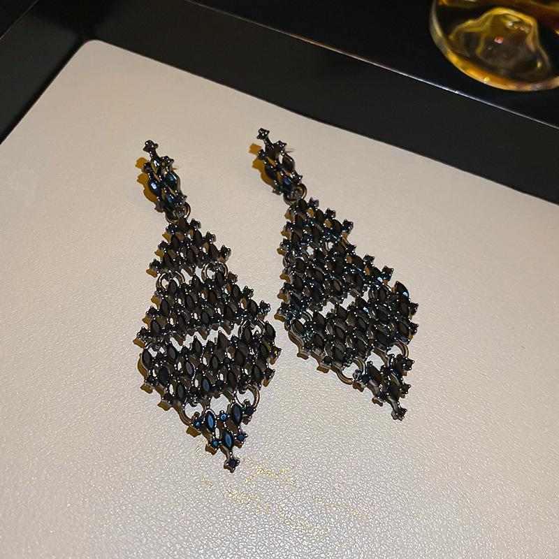Product Introduction of Silver Needle Dark Style Diamond-Embedded Rhombus Earrings European and American Niche High-Profile Earrings Personalized Temperament Earrings Light Luxury High Sense 3