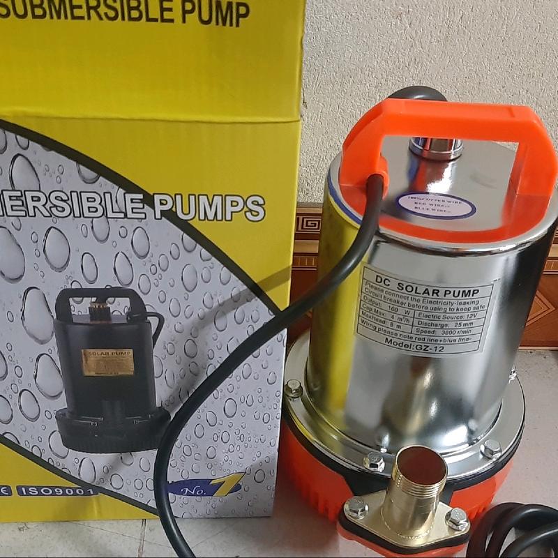 Máy bơm chìm chạy acquy điện 12V chống giật an toàn bơm hút khỏe.