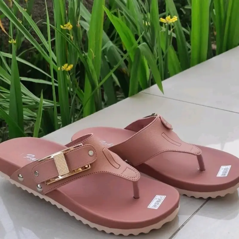 Sandal jepit wanita motif gesper elegan sendal sehari hari 5