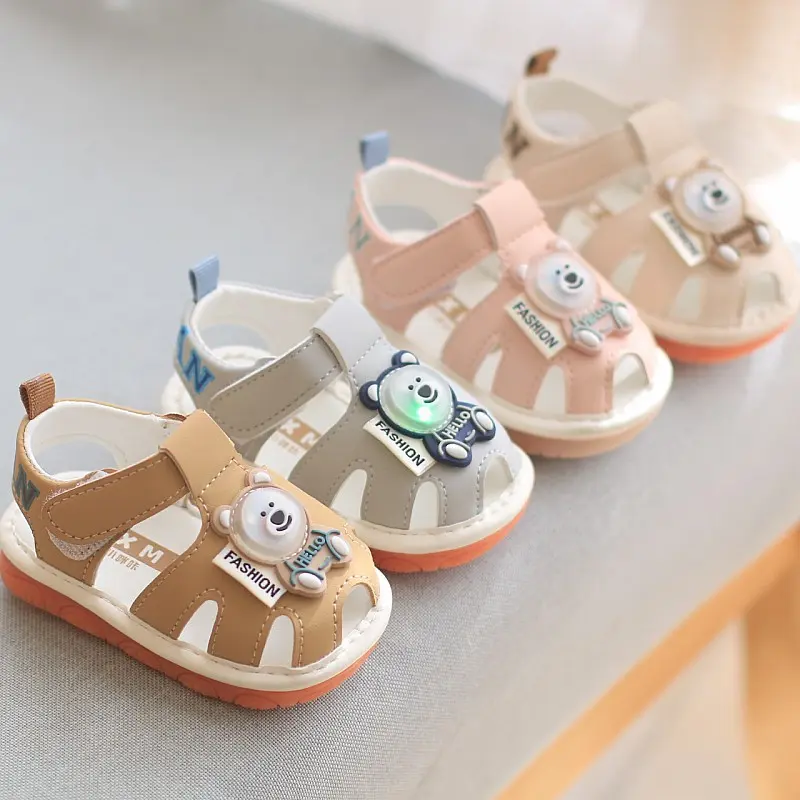 Dép sandal tập đi cho bé 0-2 tuổi có kèn kêu, họa tiết gấu phát sáng dế mềm êm chân chống trơn trượt (MK77)