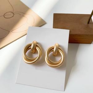 Khuyên Tai Tròn Vàng Chải, Cao Cấp, Dành Cho Nữ, Xu Hướng Mới 2025, Đinh Tán Độc Đáo Giá Cả Phải Chăng, Kẹp Tai Cỡ Lớn Thiết Kế Độc Đáo