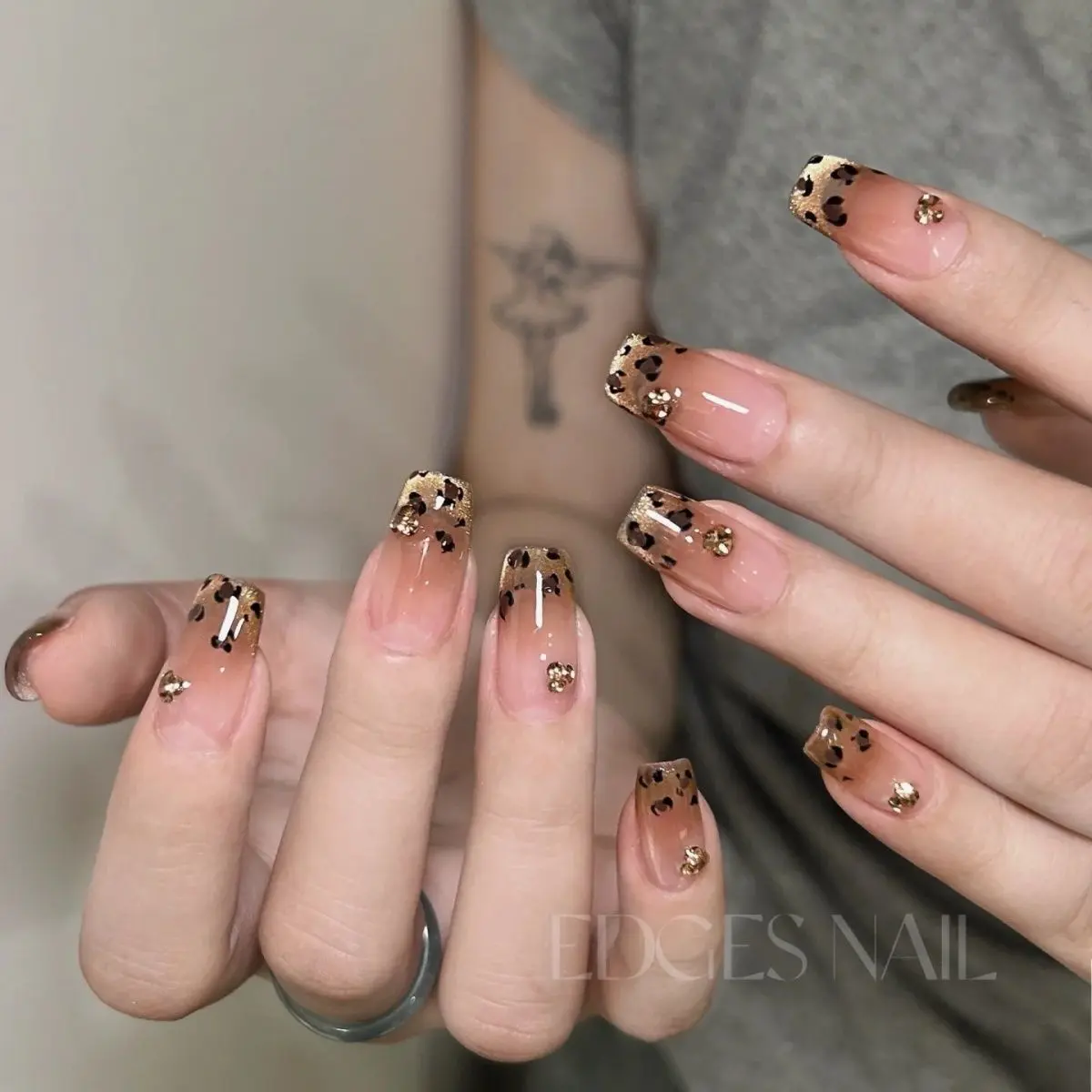 Autumn and Winter Brown Leopard Printed Cat's Eye Advanced Ins French Handmade White Wearing Atmosphere Patch Nail Beauty UV