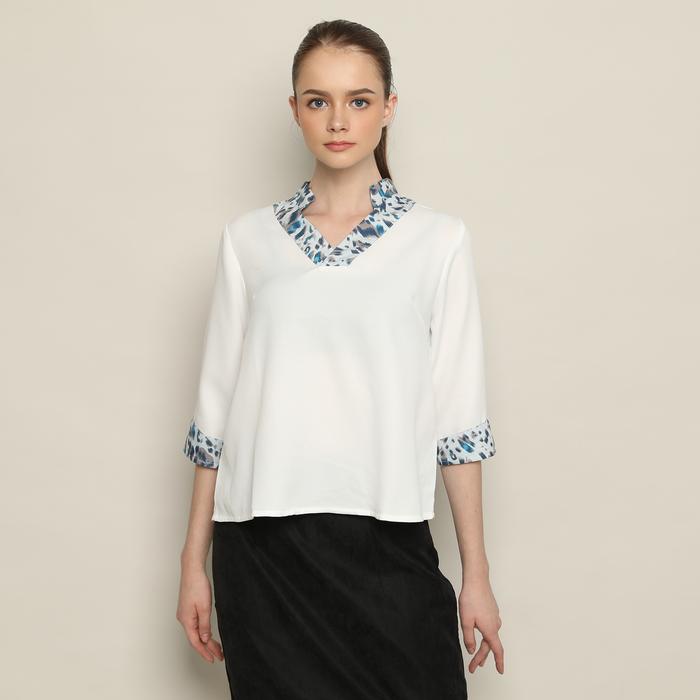 Gambar FAME - Blouse Wanita V-Cut Broken White - 9211753 - S dari FAME Official Kota Surabaya Tokopedia