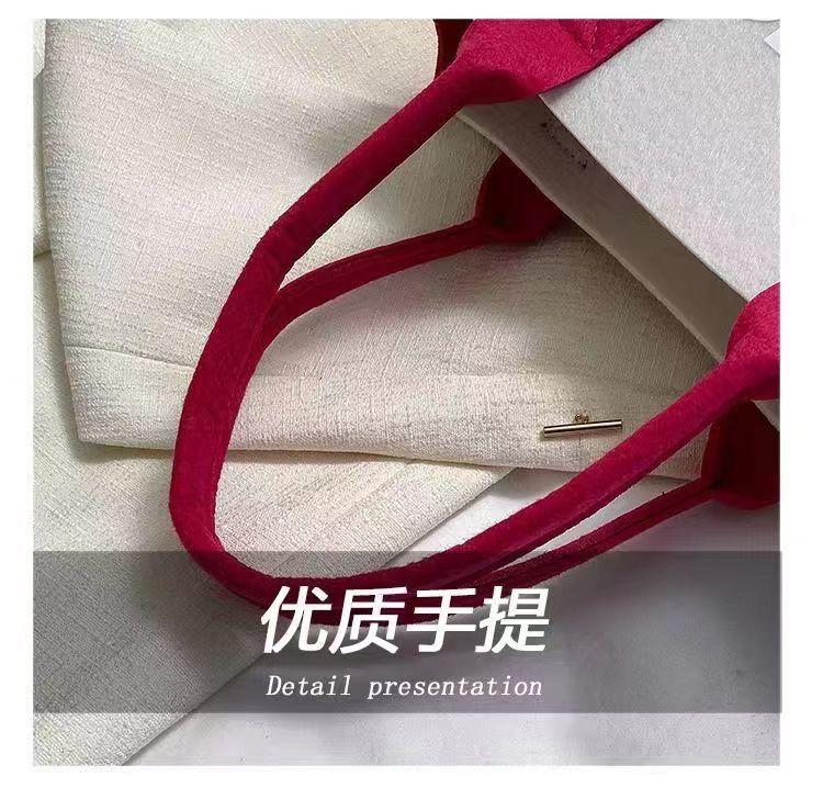 Product Introduction of Túi Xách, Hàng Mới Về, Màu Tương Phản, Chất Liệu Nỉ, Thiết Kế Hoạt Hình, Thích Hợp Cho Sinh Viên, Sinh Nhật Và Trăm Ngày, In Tay, Túi Mua Sắm, Túi Xách Bag 3