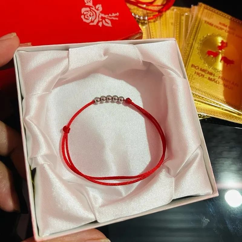 Vòng tay chỉ đỏ 5 bi săt đeo tay phù hợp mọi lứa tuổi
