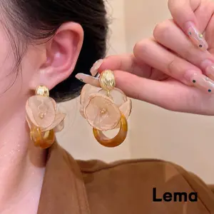 [Lema] Anting Bunga Kelopak Kain Tipis dengan Liontin Amber & Hiasan Logam Emas Gaya Klasik Warna Palet Maillard Unik untuk Wanita B101