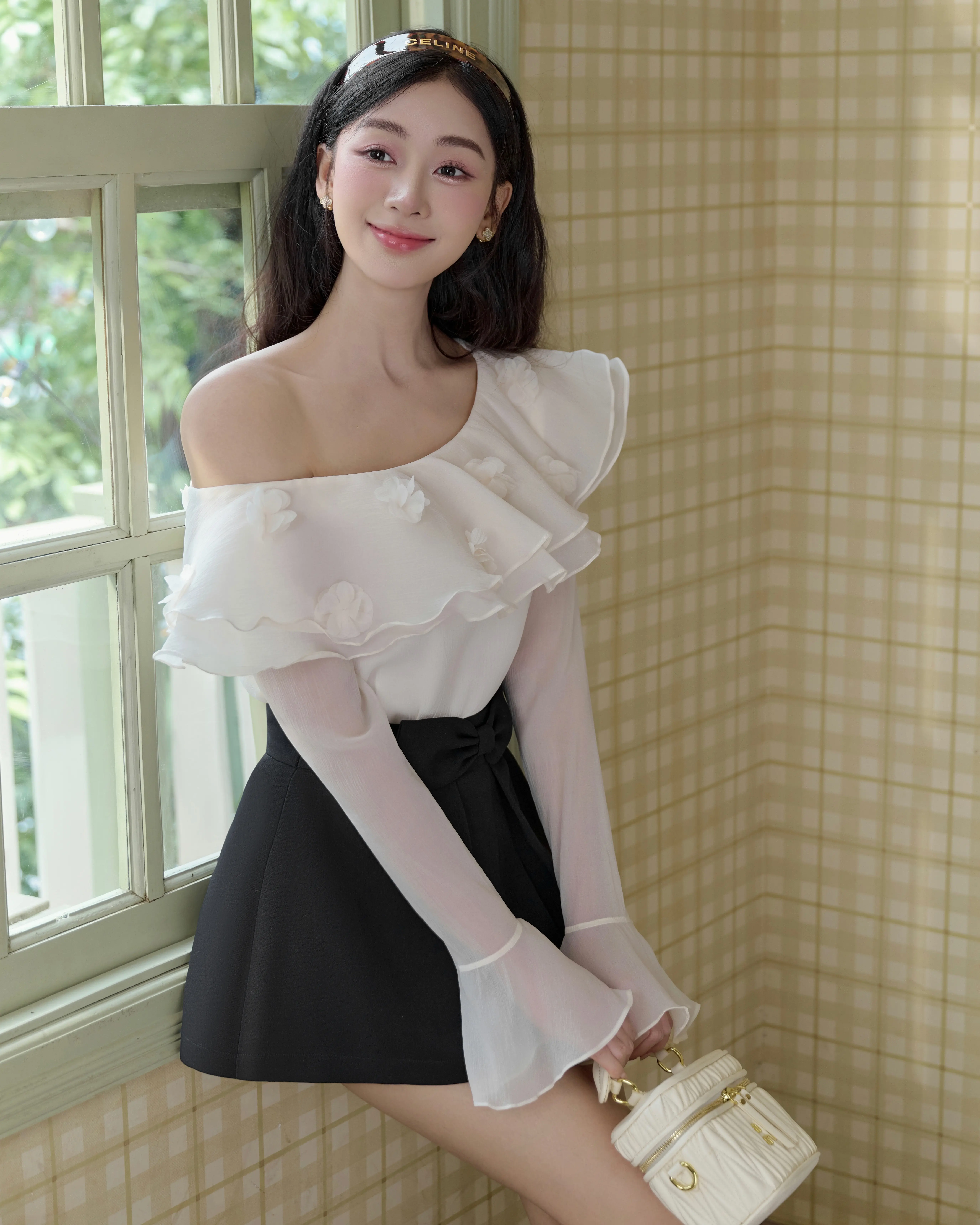 DECARYLN - Áo voan lệch vai đính hoa và Chân váy giấu quần nơ bản to Rose Set