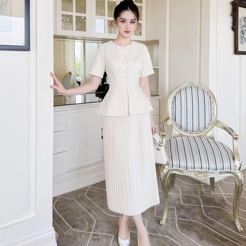 Sét Thiết Kế Hà Anh áo gile phông tay lửng phối chân váy dập ly T29