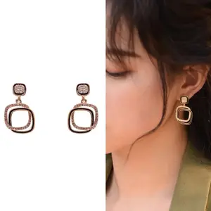 Anting Tusuk Gantung Wanita Desain Geometri Kotak Hias Berlian Imitasi Warna Gold