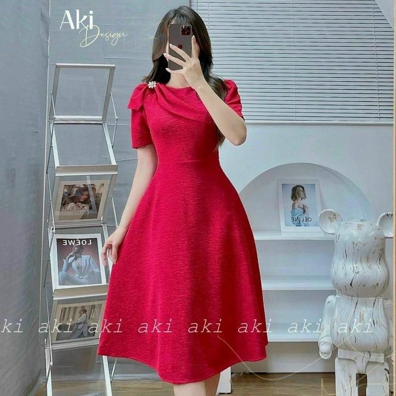 Miễn Phí Ship 50K-GIAN HÀNG CHÍNH HÃNG Đầm thời trang nữ dự tiệc chất xốp gạo cổ tròn tay ngắn phối bèo ngực đính nút váy ôm dáng dài xoè maxi