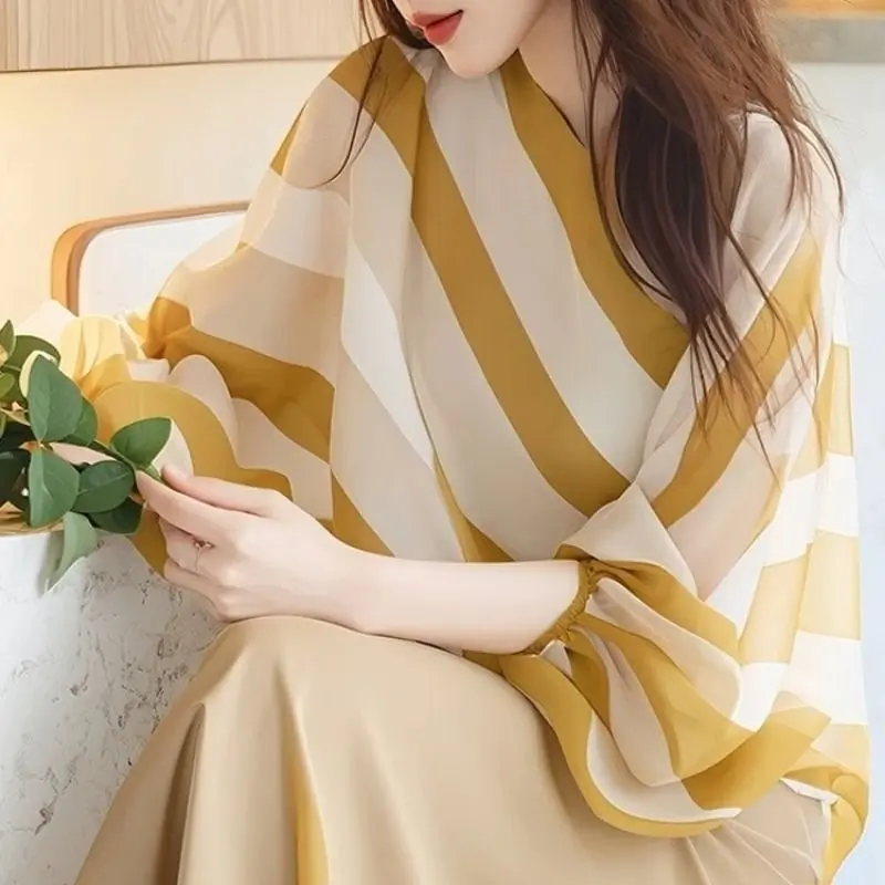 2025Áo Sơ Mi Nhỏ Mới Mùa Thu Đầu Năm 2024 Áo Voan Kẻ Sọc Cao Cấp Phong Cách Pháp Tay Áo Cropped Xòe Cho Nữ Top Women Cổ Tròn Nho Vàng