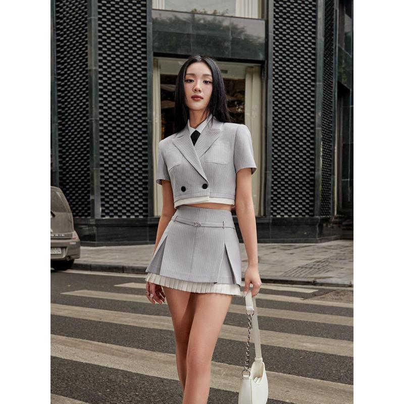 Set bộ áo khoác blazer ôm dáng ngắn 2 túi ốp 5B06.2402K và chân váy xếp ly chụm phối dập ly chân 4S08.2402K thiết kế JM