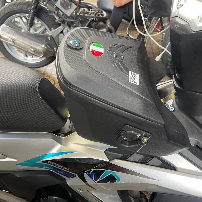 Thùng giữa givy có móc 2 bên winner v123 exciter dream wave sirus ( nhiều xe )