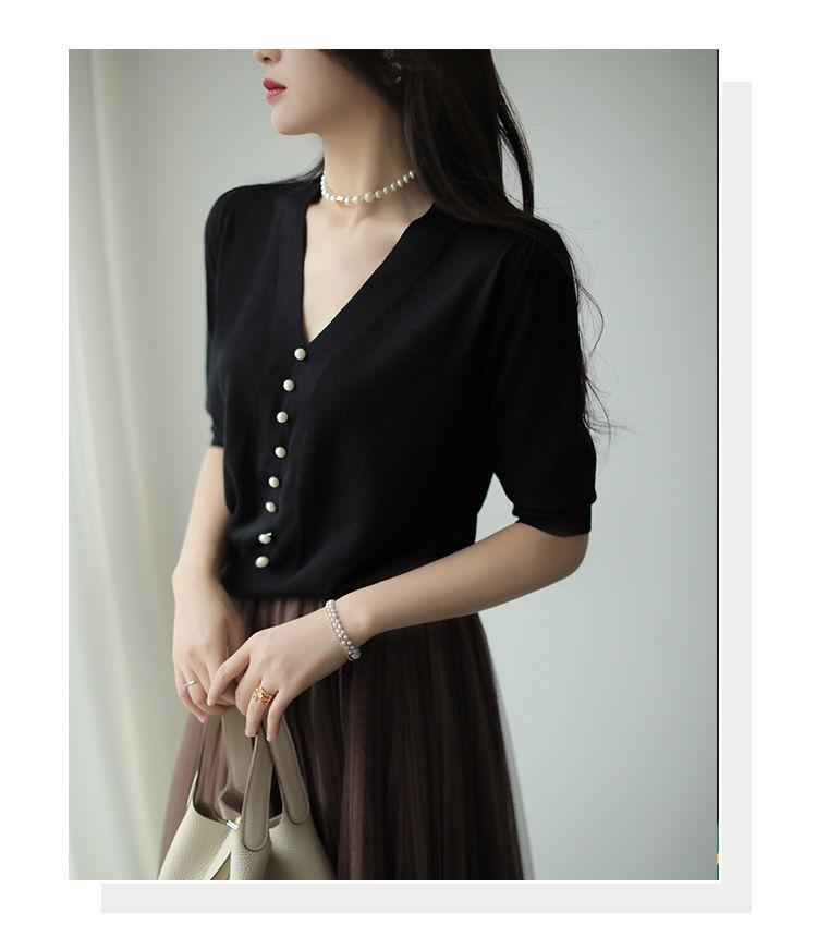 Product Introduction of Áo Len Cổ Chữ V, Nhẹ Nhàng Và Thanh Lịch, Trang Trí Ngọc Trai, Quần Áo Nữ, Hàng Mới Về Hàn Quốc Mùa Hè 2025, Dễ Phối Đồ, Áo Trông Trẻ Trung Women Top áo  len xinh Nhung 13