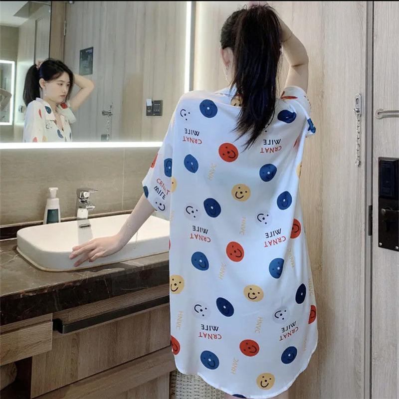 Váy Ngủ Lụa Lạnh Dành Cho Phụ Nữ, Hàng Mới Về Mùa Hè 2024, ngắn Tay Áo, Mỏng, Thiết Kế Mặt Cười Hoạt Hình, Dáng Rộng Rãi Và Dễ Thương, Váy Ngủ Áo Sơ Mi