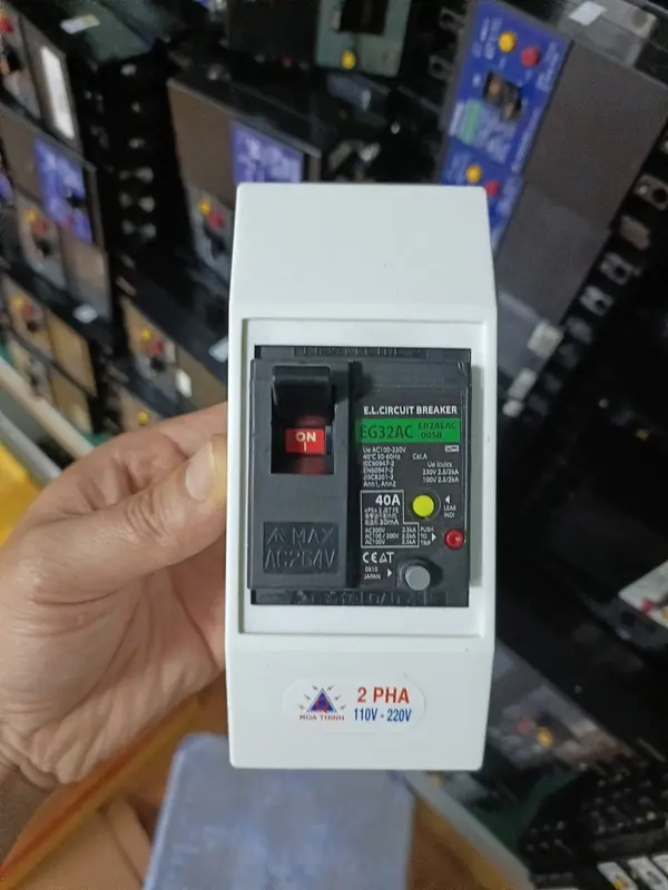 Aptomat, Cb bảo vệ điện giật, rò điện, quá tải điện 2 pha, 2 cực có chân cài lắp tủ công suất 40A dòng rò 30mA made in Japan ổ cắm đa năng thông minh 7