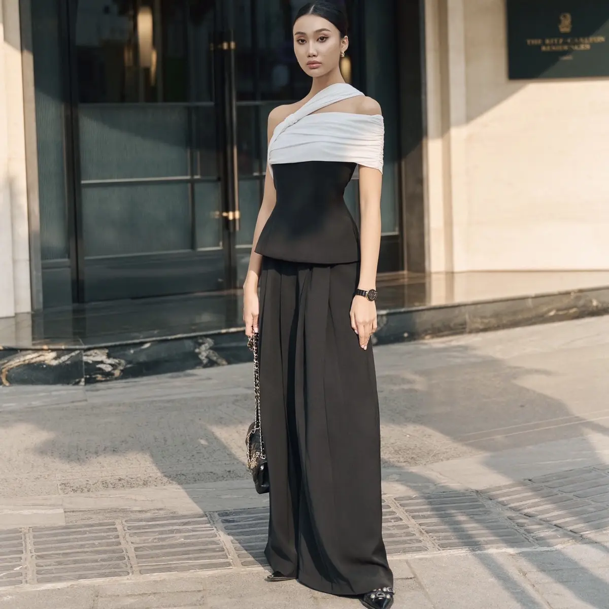T4.24_Áo Đen Trễ Vai Trắng - Quần Tây Đen_5PM