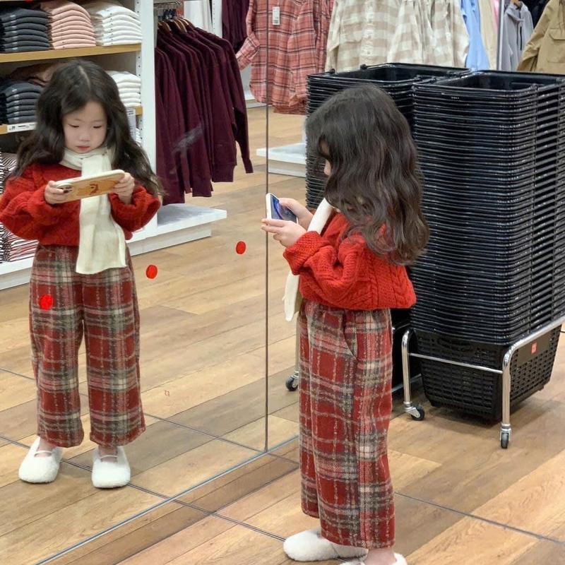 A90--Set áo len thừng đỏ , kèm quần dạ kẻ xuông mềm ( tặng kèm khăn lông choàng cổ ấm áp) cho bé gái (10-33kg)