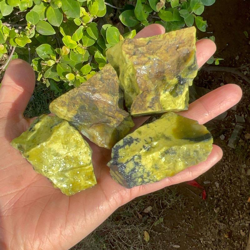 Product Introduction of Raw Serpentine Stone New Jade Stone  Rough Serpentine Stone Healing Crystals and Stones Raw Serpentine Crystal (Kundalinia Stone) 7