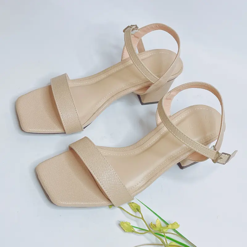 Giày sandal cao gót gót vuông to cao 5cm quai ngang với chất liệu da siêu mềm khóa cài ở cổ chân rất thoải mái 1