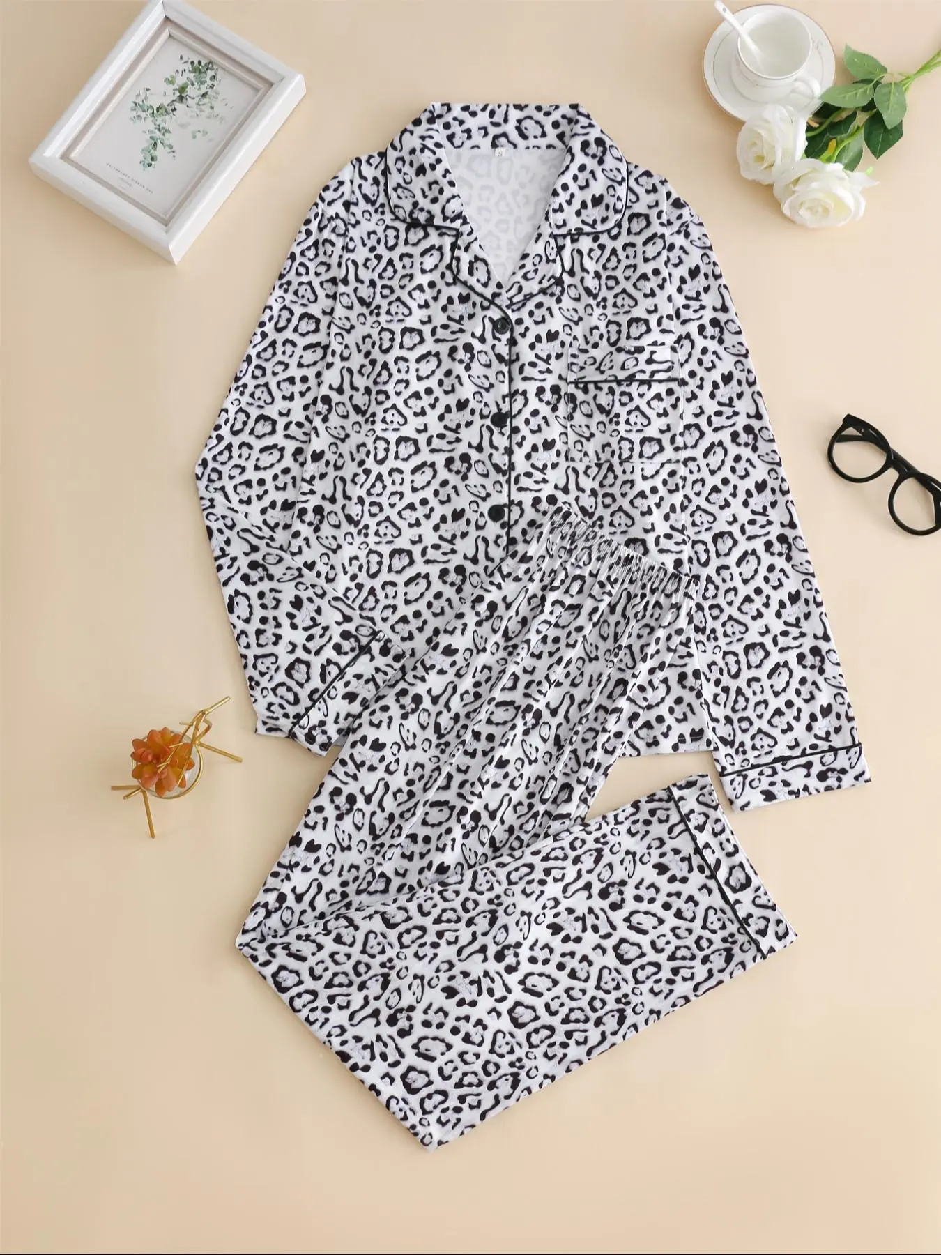 【Plus Size】 Two-Piece Set Leopard Print Lapel Neck Button Front Pajama Set, Casual Comfy Soft Long Sleeve Pocket Design Top & Elastic Waist Pants Pj Set, Women's Sleepwear for All Seasons